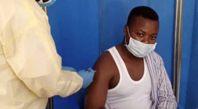 Vacciné contre la Covid-19, Justin Tsumbira demande aux jeunes de suivre son exemple
