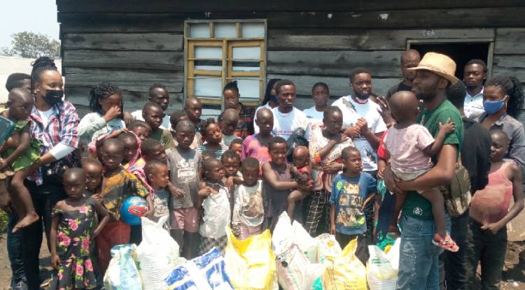 Les jeunes du club "Une vie en famille" au chevet des orphelins à Mubambiro au travers leur journée mains secourables