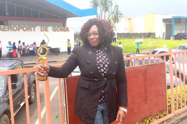 Enfin, Francine Kaboya Tshatsha reçoit son trophée du Prix Lokumu !
