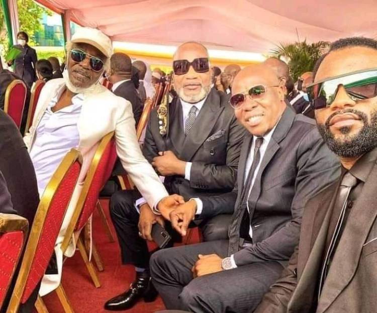 Fally Ipupa fait une selfie avec Koffi Olomidé, Asalf'o et Alpha Blondy aux obsèques de Hamed Bakayoko !