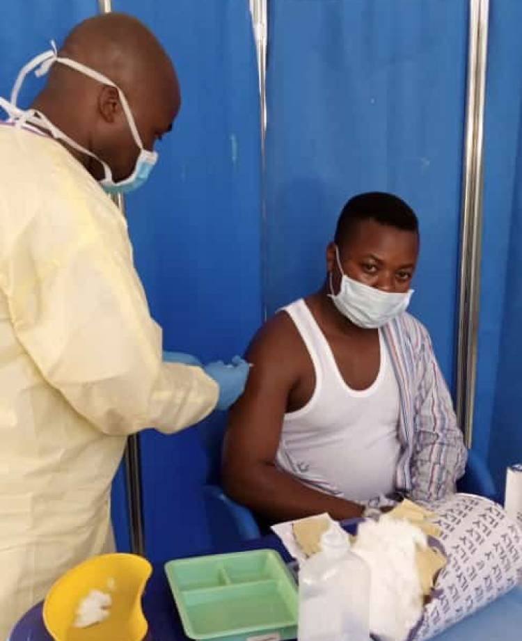 Vacciné contre la Covid-19, Justin Tsumbira demande aux jeunes de suivre son exemple
