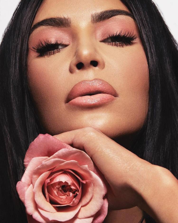 Coup d'œil sur les dizaines des relations amoureuses et la vie privée de la starlette Kim Kardashian