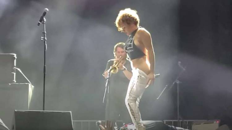 L'artiste Sophia Urista s'excuse après avoir uriné sur le visage d’un fan sur scène lors d’un concert du groupe Brass Against