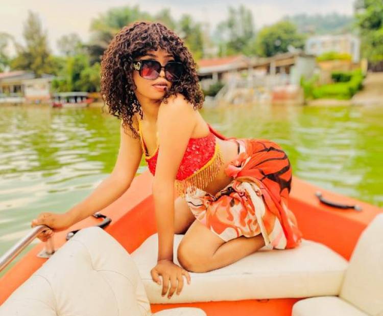 La belle Sonia Keza Smith profite bien de la vie sur le lac Kivu