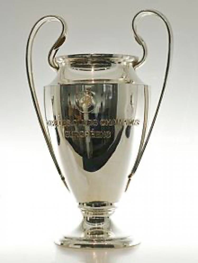 Autour du Trophée officiel de la Ligue des Champions...