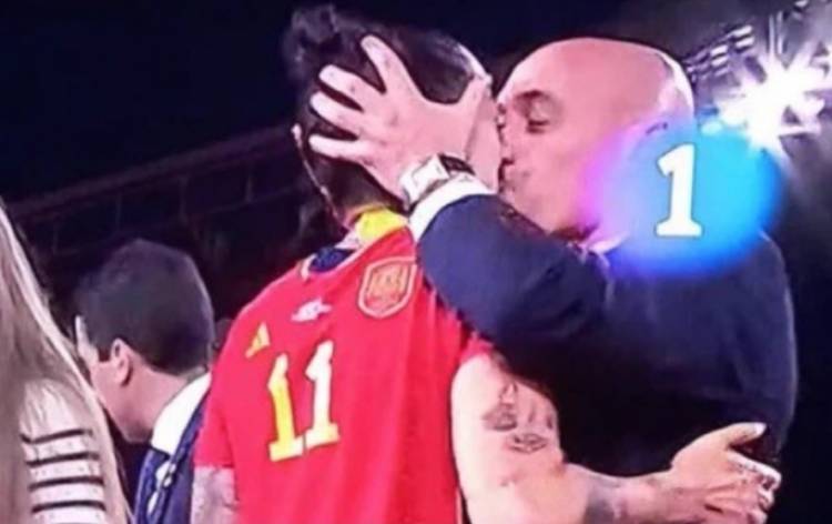 Ce baiser de Luis Rubiales à Jenni Hermosco fait le tour du monde