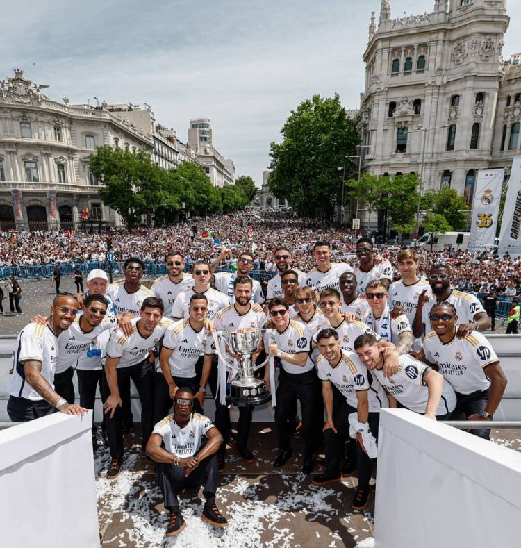 Le Real Madrid et ses supporters célèbrent leur 36e titre de champion d'Espagne sur la Plaza de Cibeles