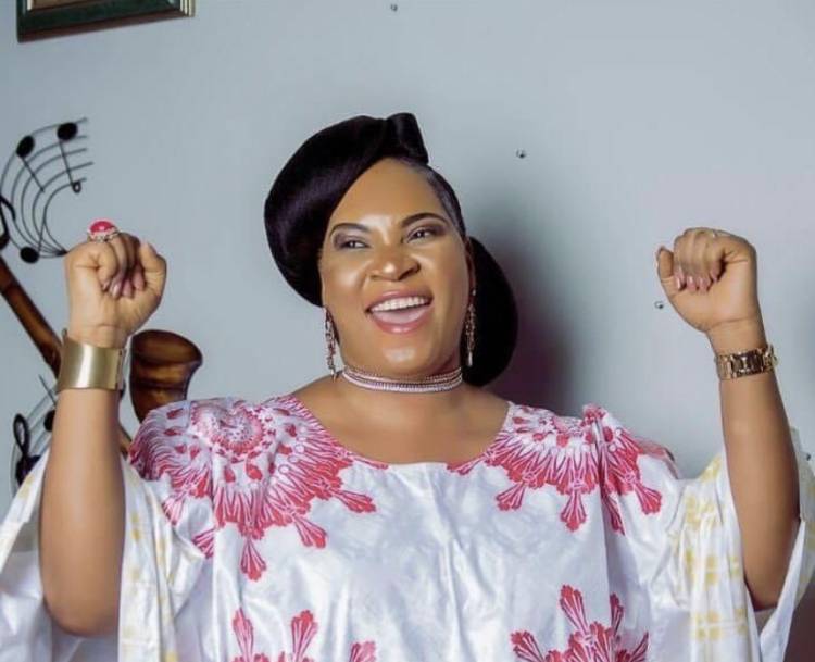 L'Or Mbongo gagne 5 Millions des vues sur YouTube au travers "Ma robe de gloire"