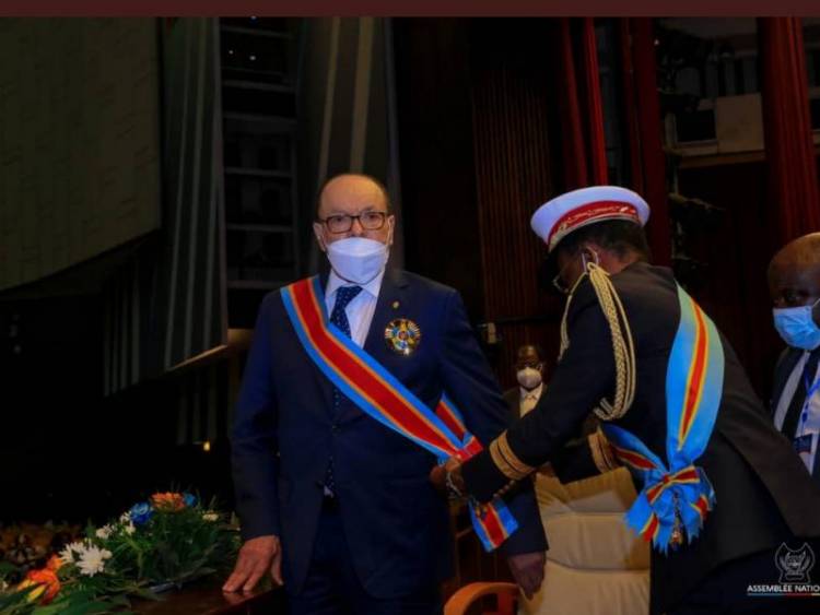 Léon Kengo Wa Dondo décoré au grade de grand cordon de l'ordre des Héros nationaux Kabila-Lumumba