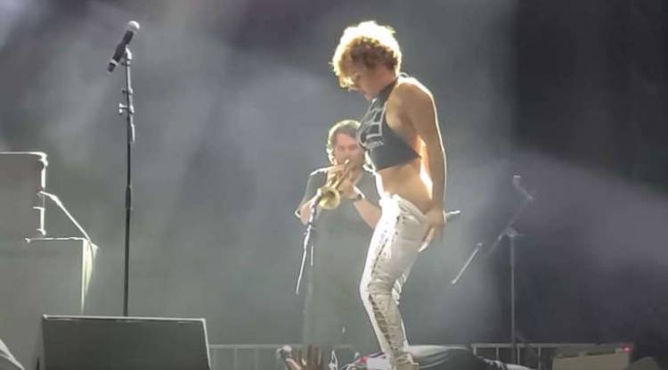 L'artiste Sophia Urista s'excuse après avoir uriné sur le visage d’un fan sur scène lors d’un concert du groupe Brass Against