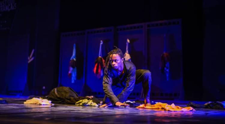 Le Danseur Congolais Baptista Kawa dans une tournée en Afrique Occidentale pour le compte de la Danse Contemporaine