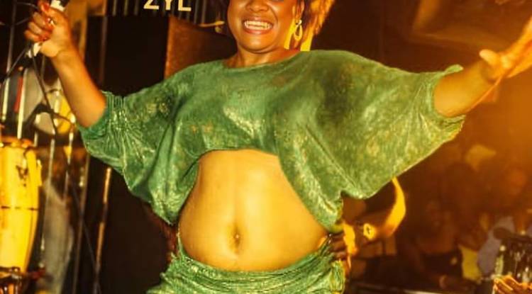 Danse avec jeu de bassin, coup de reins, nombril dévêtu et jupe fendue sur le côté... Parlons du Mutuashi dont Tshala Muana en est la reine 