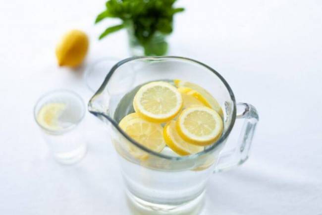 Voici pourquoi il faut boire de l’eau citronnée tous les jours
