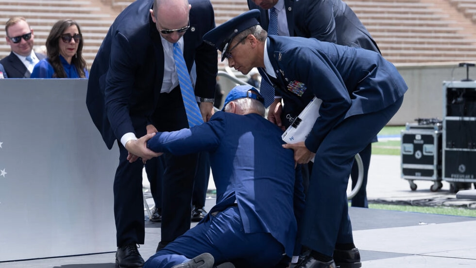Le Président Américain Joe Biden chute sur scène lors d'une cérémonie militaire