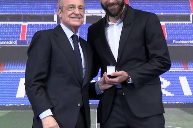 Karim Benzema reçoit une médaille d'honneur de la part de Florentino Pérez 