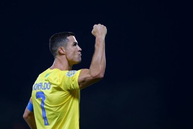 Cristiano Ronaldo offre la Coupe Arabe des Clubs Champions à Al-Nassr