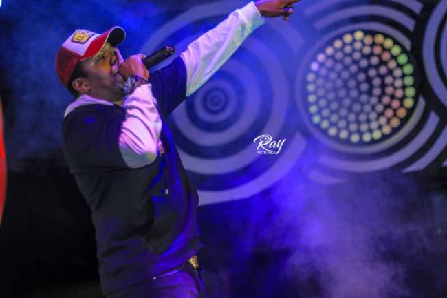 Le Rappeur Tanzanien A.Y. fait bouger Goma dans un show chez Pilipili.