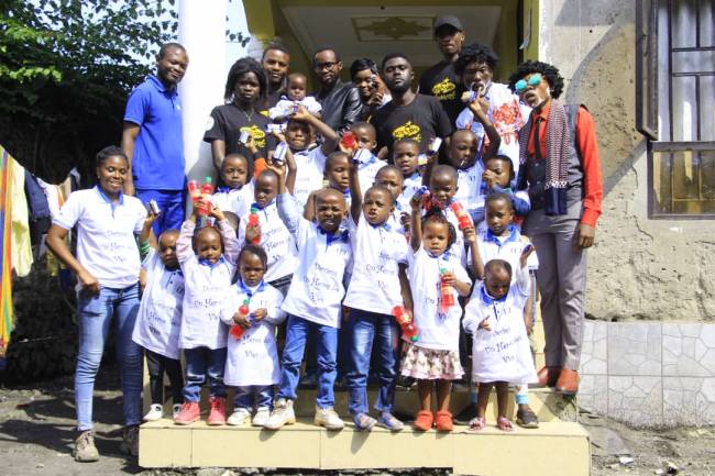 Francis Kwiraviwe et son équipe ActuStars font un geste à un orphelinat de Goma