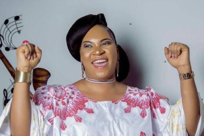 L'Or Mbongo gagne 5 Millions des vues sur YouTube au travers "Ma robe de gloire"